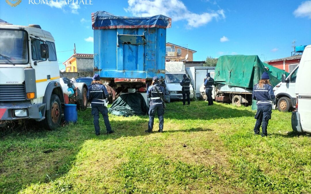 Discarica abusiva con veicoli pronti per andare fuori Europa. Area sequestrata dalla Polizia Locale