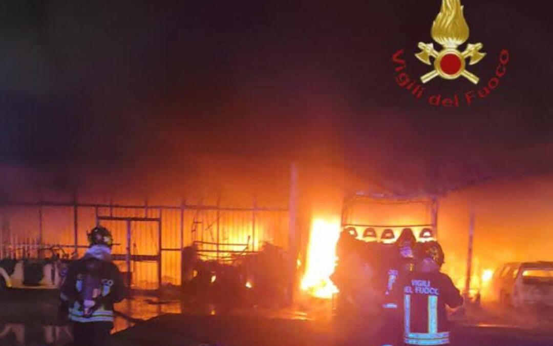 Incendio a Roma nella notte, a fuoco bus, roulotte, moto e auto