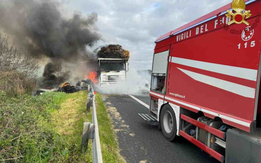 Incendio sulla Roma-Civitavecchia, a fuoco un camion carico di balle di fieno