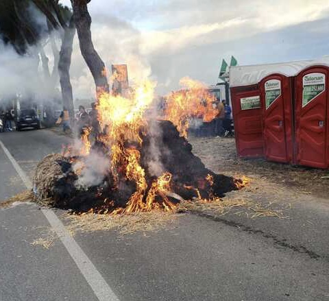 Di ritorno dalla protesta in Campidoglio gli agricoltori bruciano balle di fieno sulla Nomentana