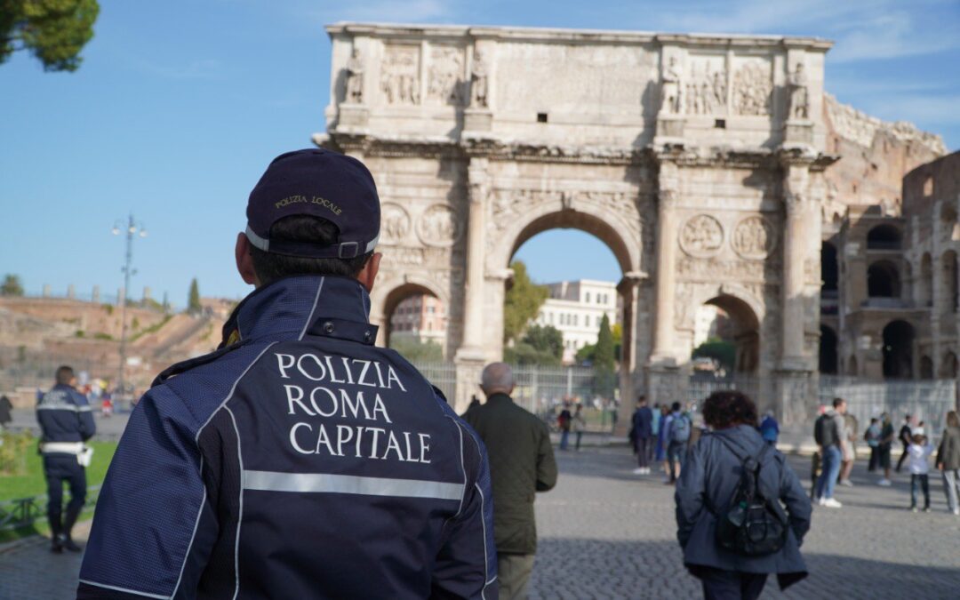 Colosseo, la polizia Locale multa in un mese 60 “saltafila”. Ieri fermate altre 4 persone