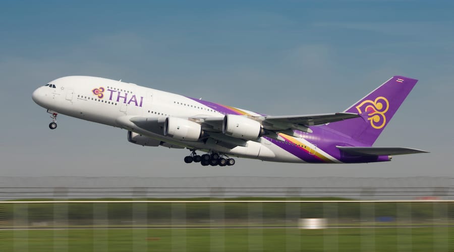 Bambina romana si sente male in volo verso la Thailandia, operata. Ora deve tornare in Italia
