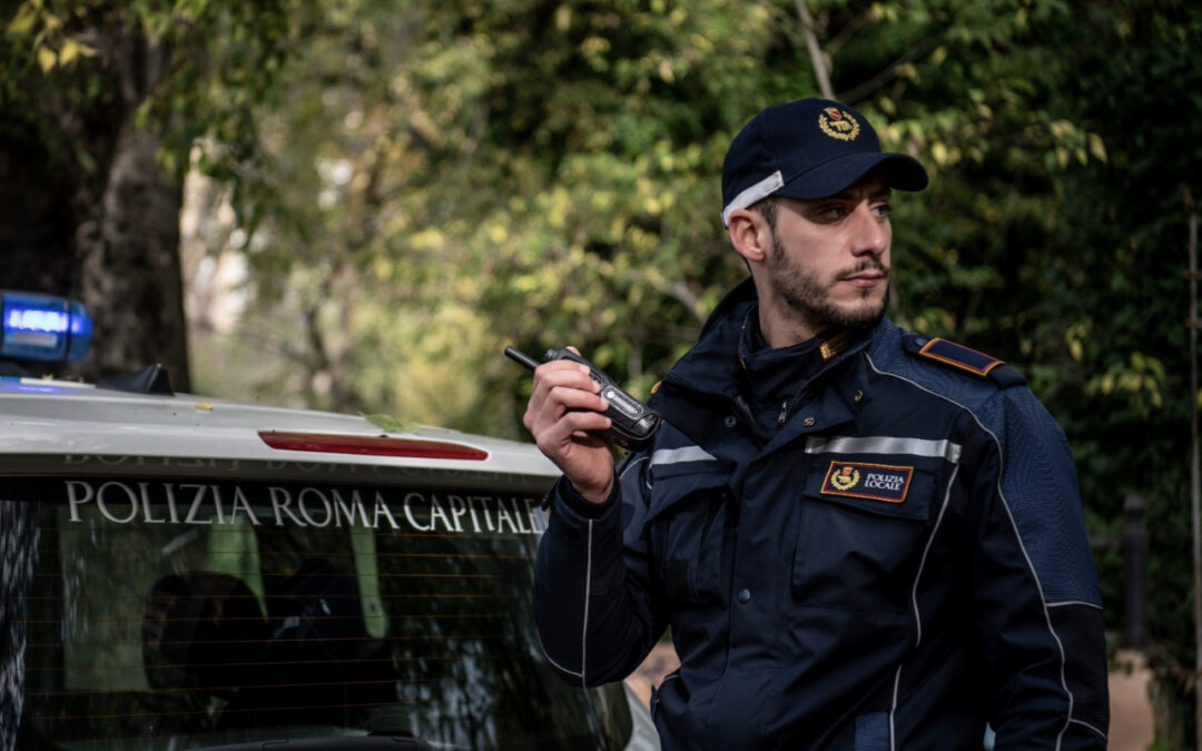 Piazza della Repubblica, cerca di entrare all’interno della fontana: fermato dalla Polizia Locale