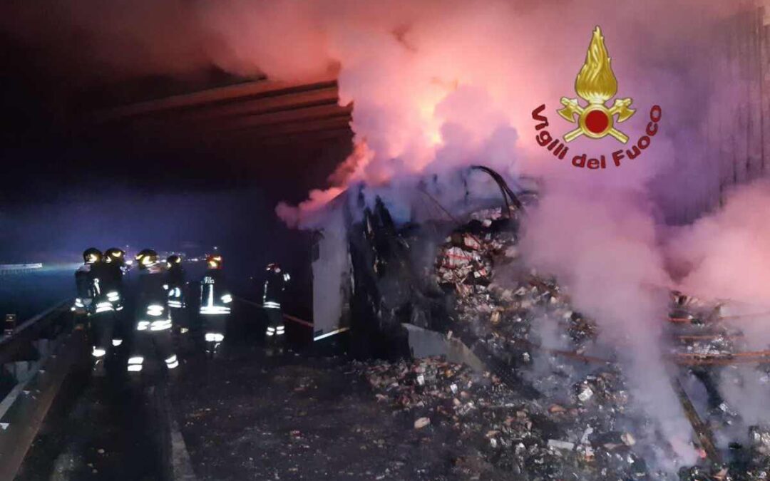 Tir carico di medicinali va a fuoco sulla A1