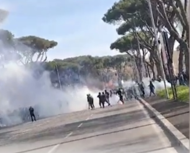 Scontri tra laziali e romanisti, lanciate bombe carta