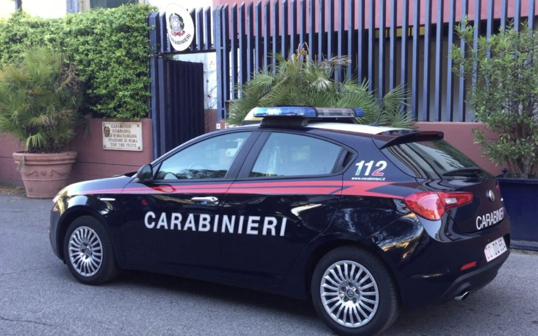 In manette due stranieri, in auto un panetto di hashish e arnesi da scasso