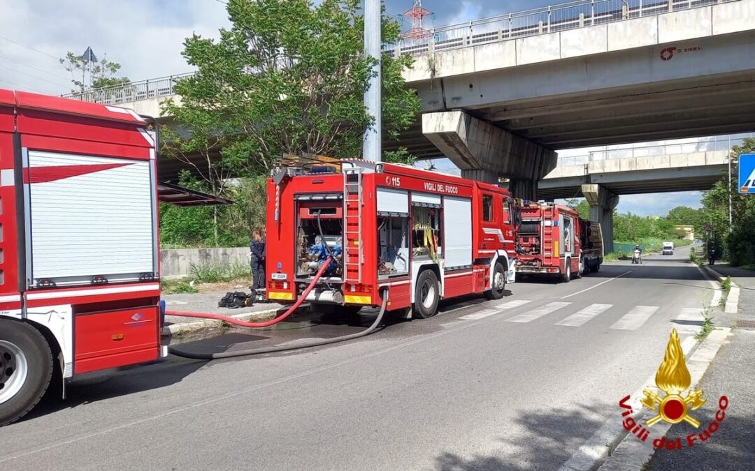Collatina Vecchia, ancora fumo dalla discarica abusiva. Chiusa A24