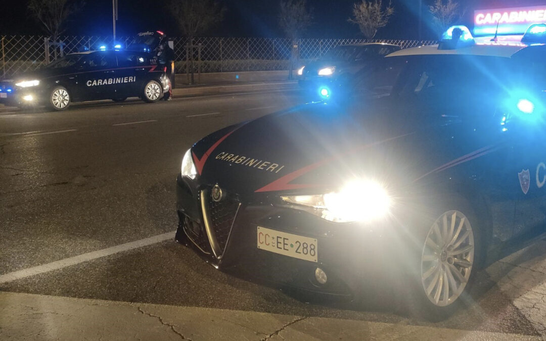 Tenta di fuggire con il registratore di cassa da un mini market. Arrestato 35enne romano