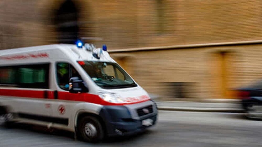 Turista americano si accascia a terra vicino al Colosseo. Muore poco dopo, inutili i soccorsi