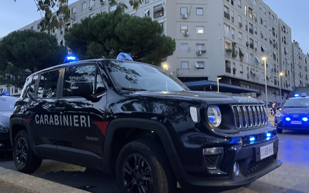 Si introducono a casa di un anziano in vacanza e portano via soldi e gioielli. Arrestato un 23enne, si cerca il complice
