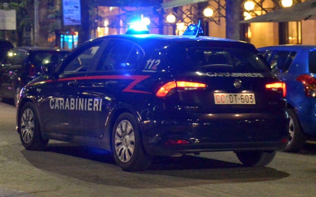 Un 34enne ubriaco tenta di investire un carabiniere, arrestato