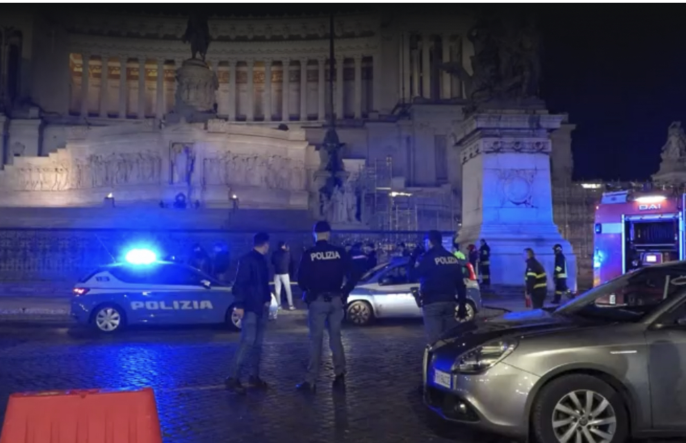 Agricoltore minaccia di darsi fuoco sotto l’Altare della Patria