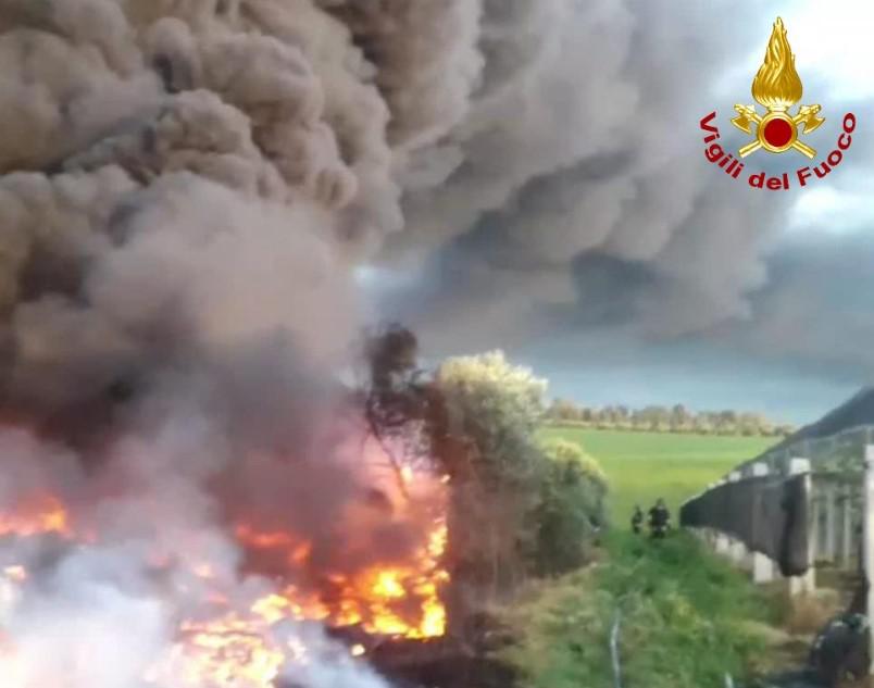 Ardea, maxi incendio in una discarica abusiva