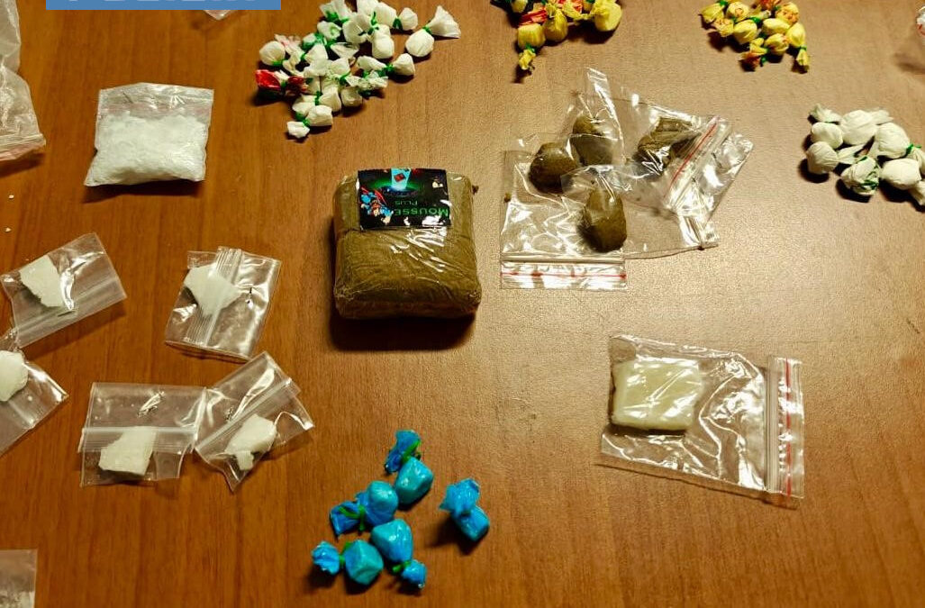 Operazione antidroga della polizia. Sequestrati 11 chili di droga tra cocaina, hashish e crack