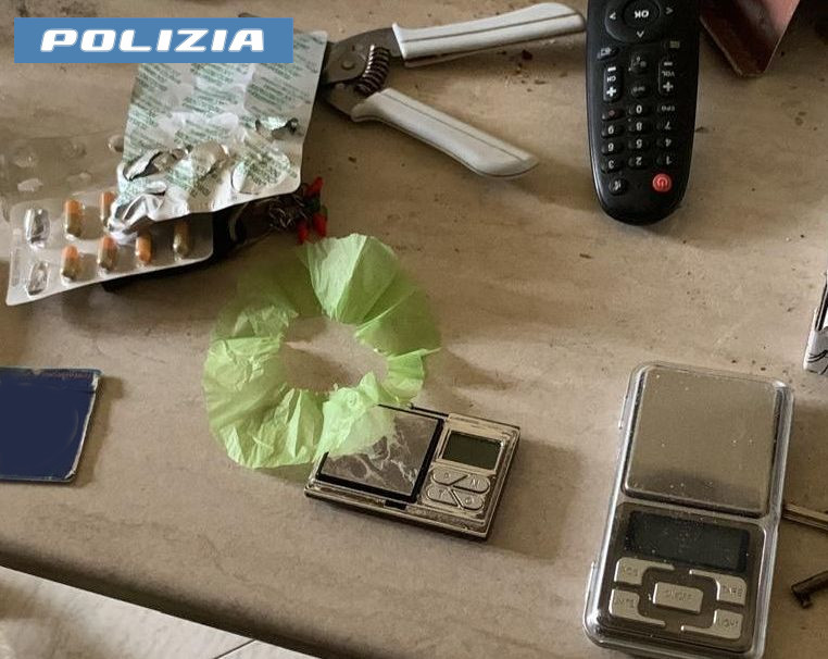 Polizia arresta tre uomini accusati di rapina, lesioni e spaccio