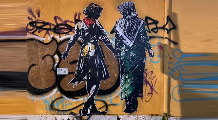 Laika omaggia la resistenza delle donne partigiane e palestinesi con un murales