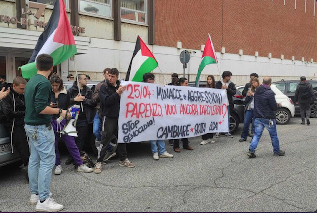 Studenti sotto alla sede di La7 chiamano Parenzo