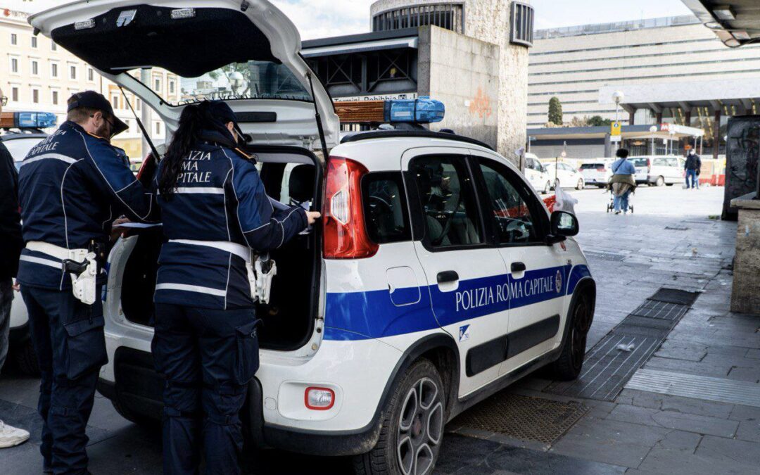 Si aggirava nudo in piazza dei Cinquecento insultando i passanti, arrestato dalla Polizia Locale