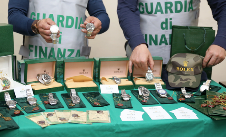 Vendevano online prodotti di marca contraffatti, soprattutto orologi di marchi prestigiosi, denunciati