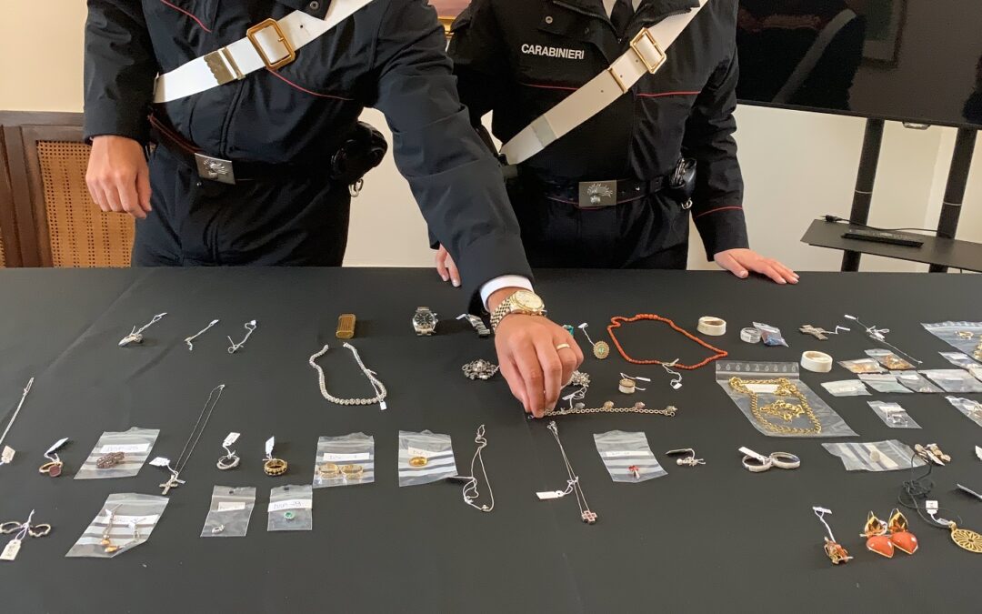 Rapinarono una gioielleria portando via monili per oltre 800mila. Finiscono in manette 8 persone
