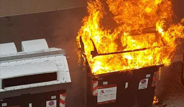 Nella notte raid vandalico alla Tuscolana, ingenti i danni. Danneggiate vetrine delle banche e un’auto bruciata