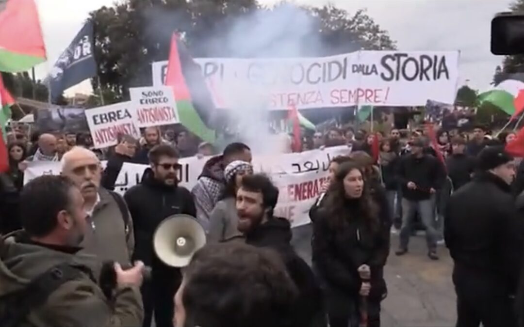 In corso scontri tra Brigata Ebraica e movimenti pro-Palestina, tirate bombe carta