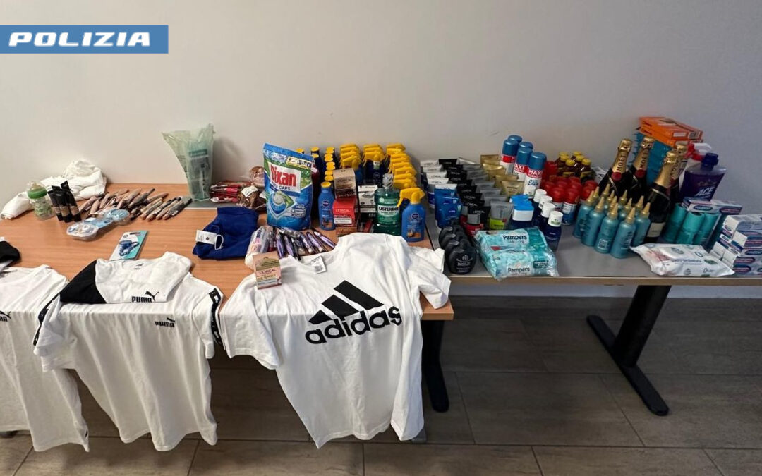 Uno faceva da palo in auto, le donne rubavano nei supermercati. Arrestate 5 persone per furto