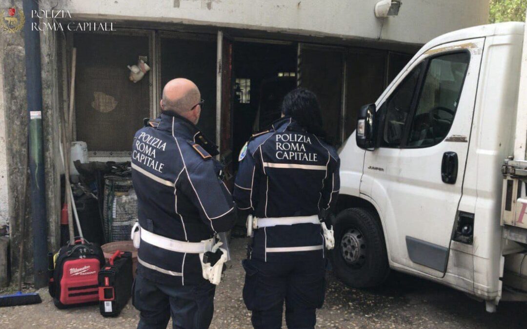 Meccanico abusivo aveva occupato un locale Ater trasformato in officina, denunciato dalla Polizia Locale