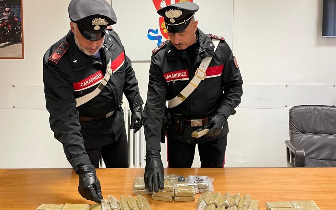 Arrestati due uomini dai Carabinieri. Nel borsone da biker 10 chili di droga