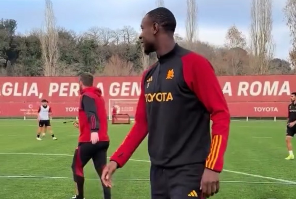 Roma, dopo la grande paura N’Dicka è tornato a Trigoria. Ecco i tempi di recupero