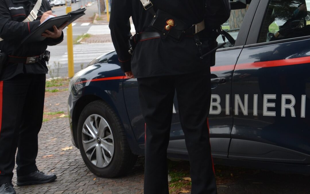 Distrugge alcune auto parcheggiate con un bastone di ferro. Fermato dai Carabinieri