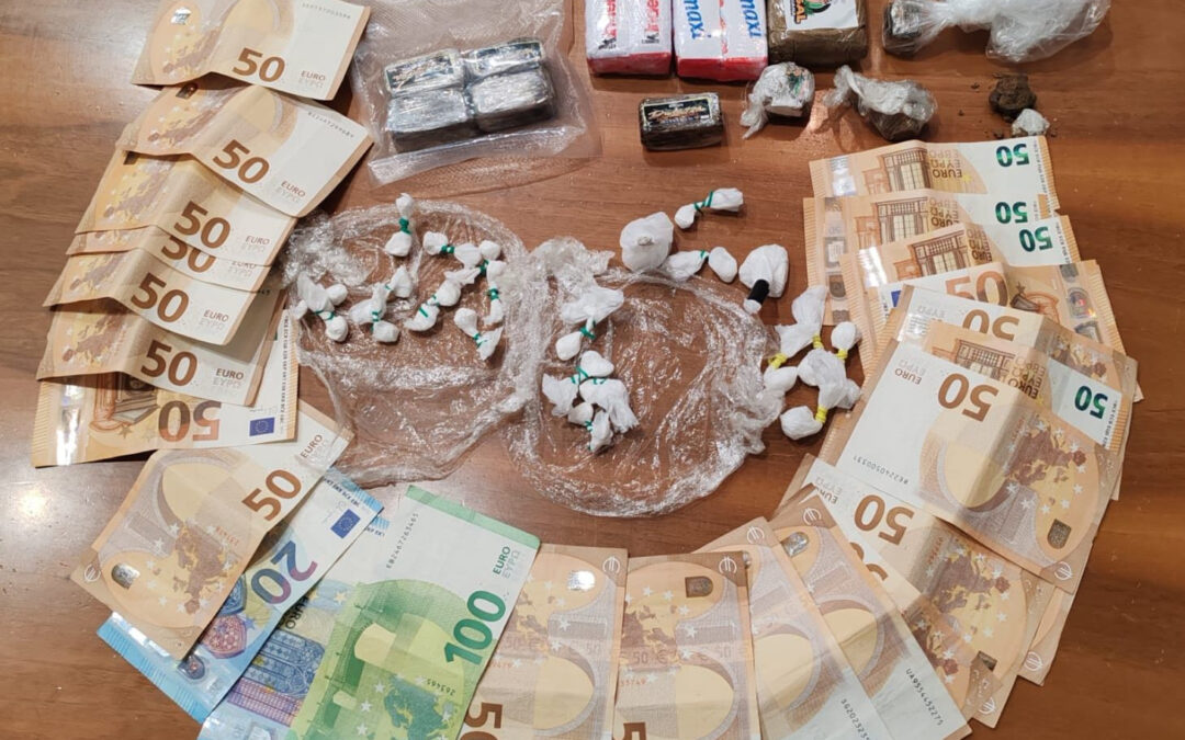 Droga nascosta nelle tavolette di cioccolato e nel motore delle auto. La Polizia arresta 8 persone