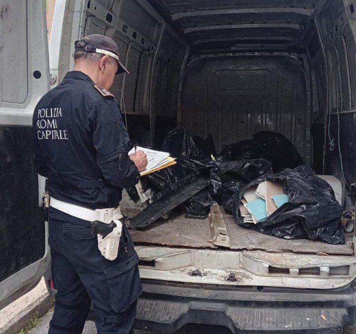 A bordo di un furgone e senza patente, scarica rifiuti davanti a una scuola. La Polizia Locale denuncia un 34enne