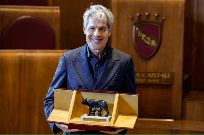 Consegnata a Claudio Baglioni la Lupa Capitolina. “Dedico questo premio a mia madre e mio padre”