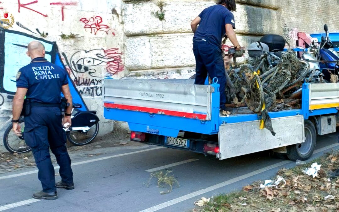 Polizia Locale, rimosse dalla banchine del Tevere, carcasse di biciclette e rifiuti