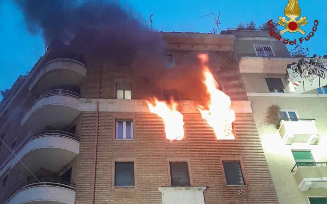 Incendio all’alba in un appartamento a Prati: morto carbonizzato un 70enne