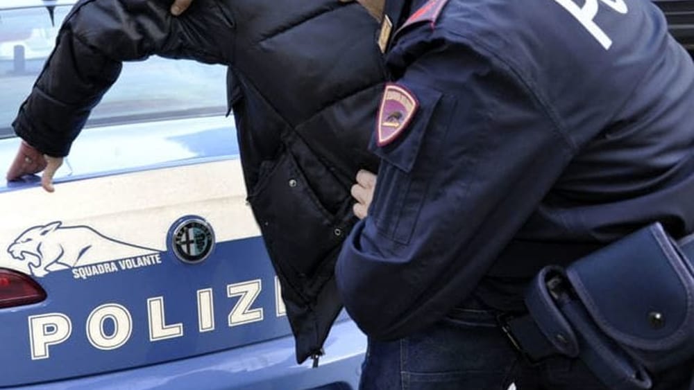 Fermato ad un posto di blocco, getta a terra la droga e poi si scaglia contro i poliziotti