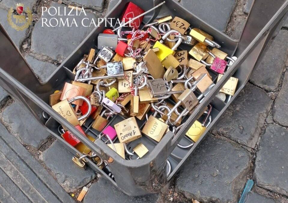 Fontana di Trevi, intervento della Polizia Locale: rimosse bici abbandonate e 200 lucchetti