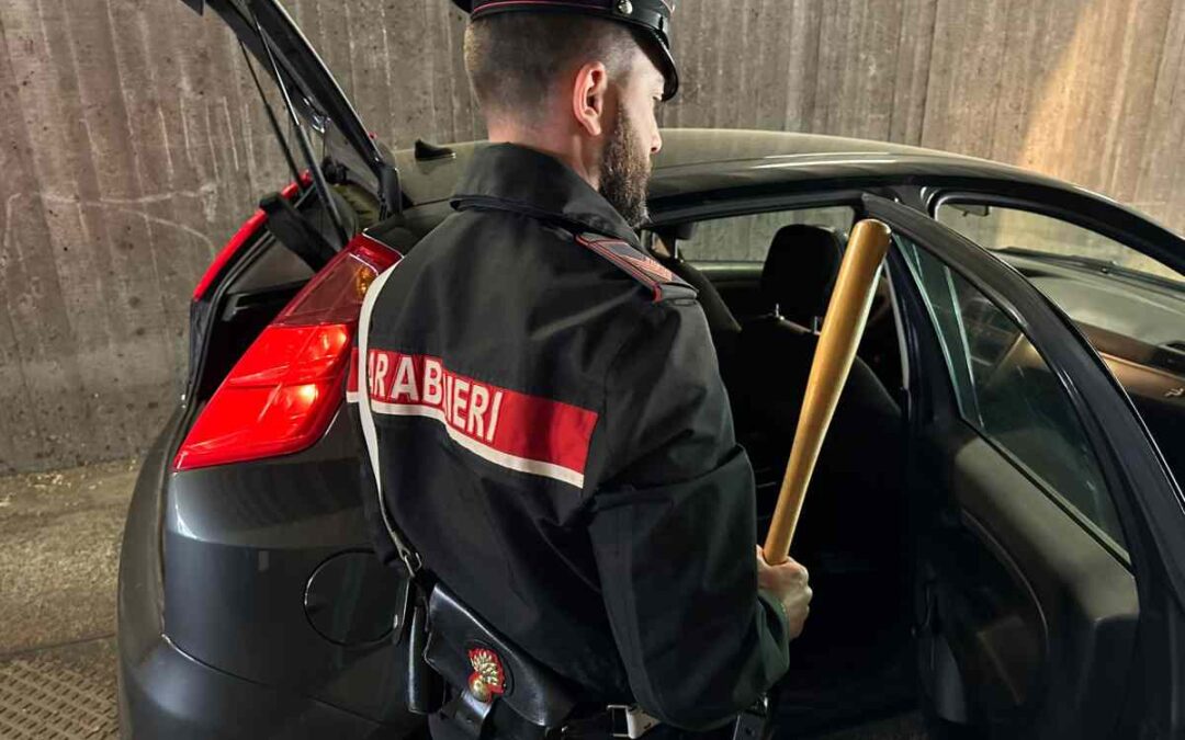 Viaggiava con una mazza da baseball in auto, denunciato 27enne