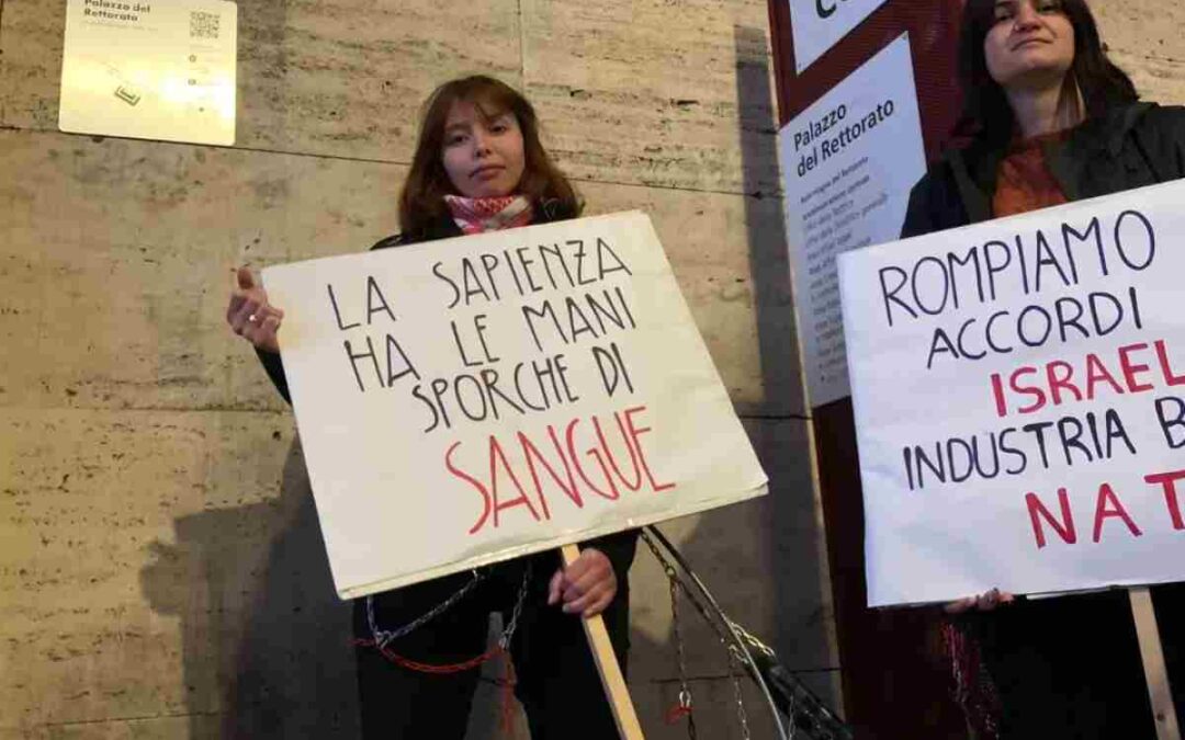 Prosegue la protesta alla Sapienza, studentesse si incatenano al Rettorato