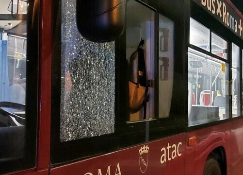 Torpignattara: colpi di pistola contro un bus Atac