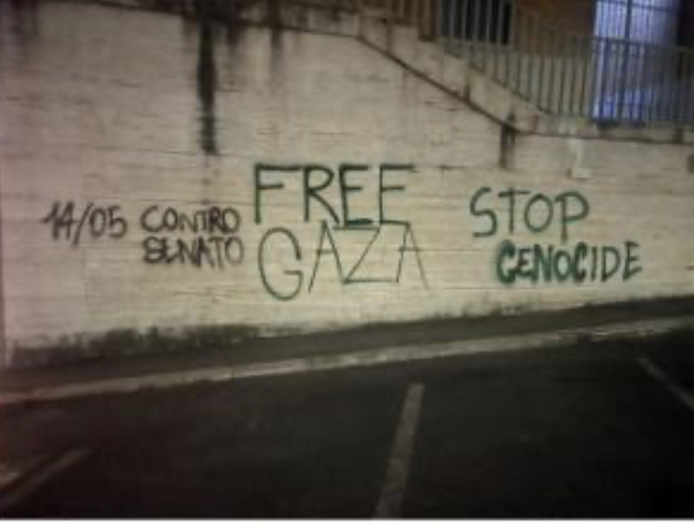 Nuove proteste alla Sapienza, scritte pro Palestina sul muro del Rettorato