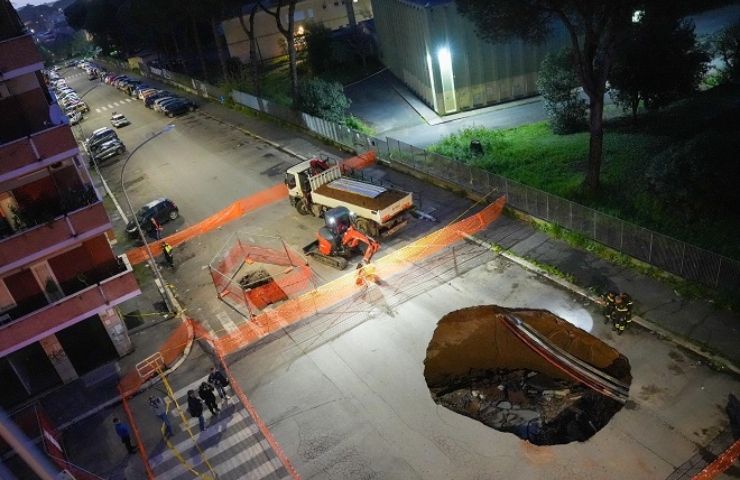 Iniziati i lavori di riempimento della voragine al Quadraro