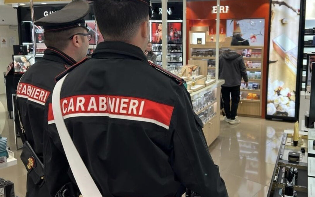 Sorpresi mentre rubavano profumi al duty-free, 8 persone denunciate dai Carabinieri