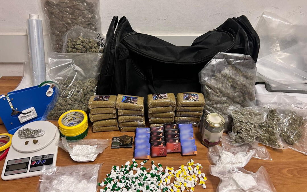 Madre e figlio arrestati dalla Polizia per spaccio. Tenevano in casa oltre 4 kg tra hashish e marijuana