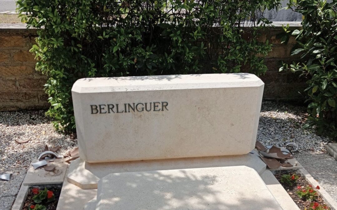 Tomba Berlinguer vandalizzata. Roma Futura: “Ribadire lotta contro ogni oppressione”