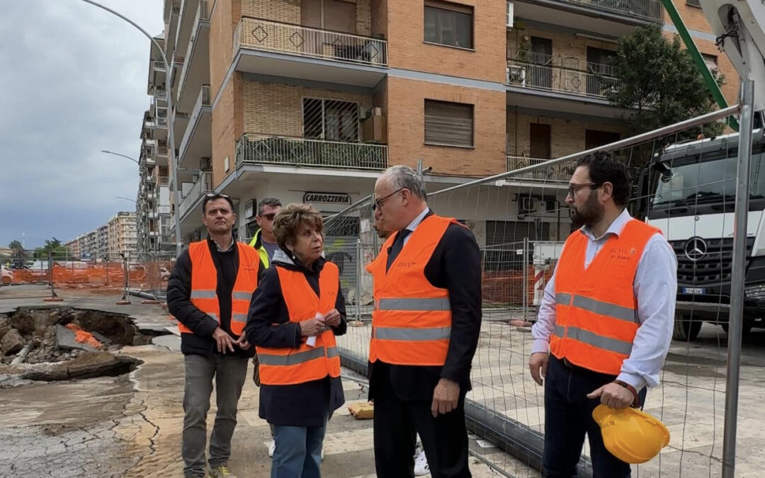 Sestio Menas, al via riempimento della voragine. Sul posto il sindaco Gualtieri