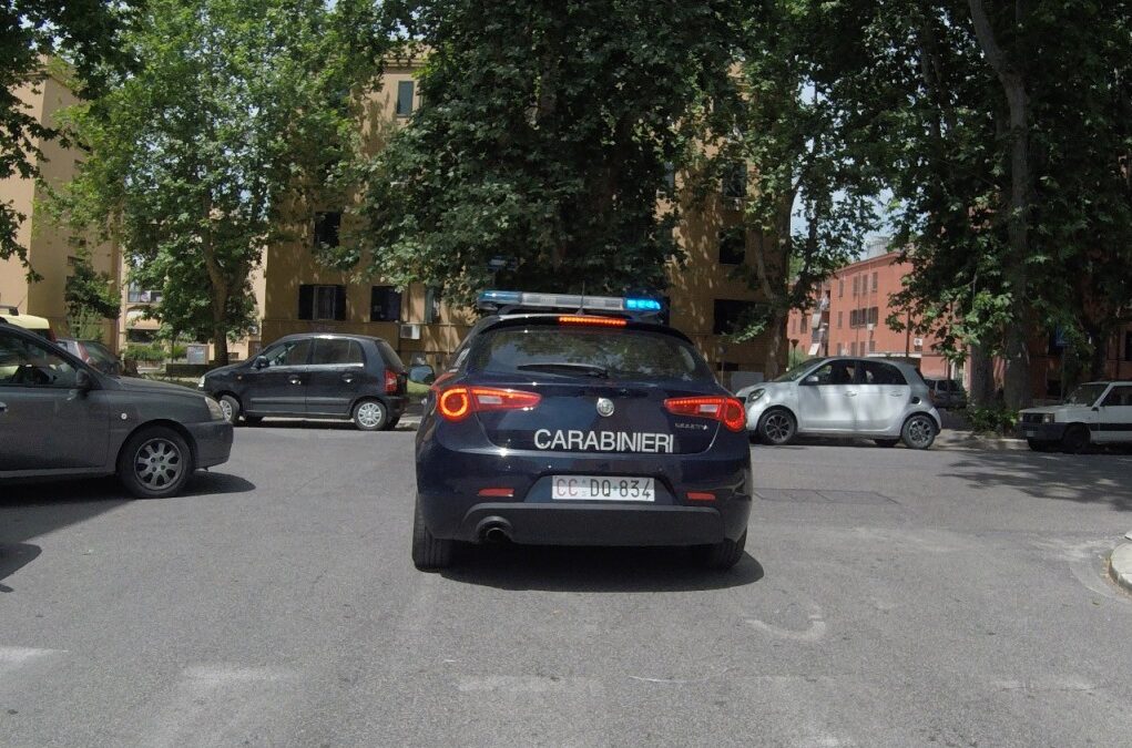 Denunciati dai Carabinieri tre giovani accusati di aver picchiato e rapinato un 35enne in un parco