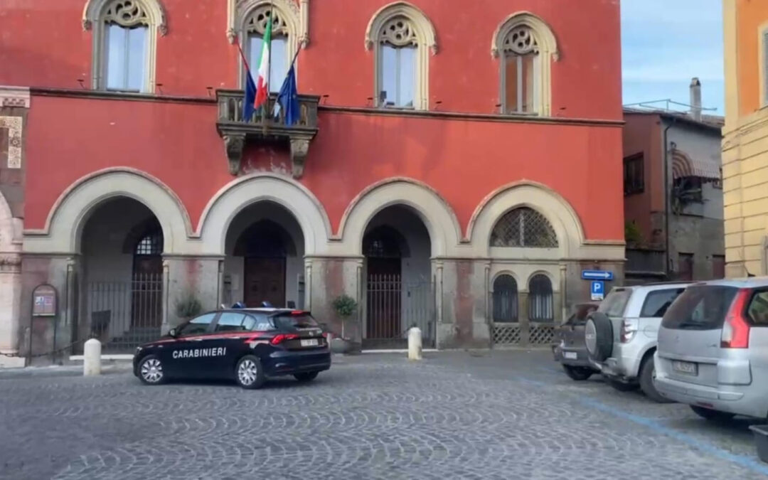 Prometteva aiuto e lavoro a donne in difficoltà in cambio di favori sessuali, arrestato funzionario comunale
