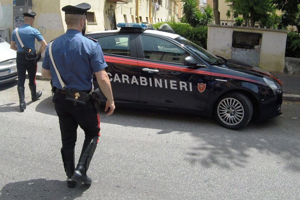 Quarticciolo, due scooter rubati dati alle fiamme nella piazza dello spaccio